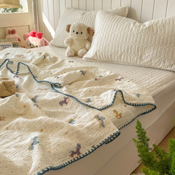 91家纺网 家纺一手货源 找家纺 十里居 2026新款A类母婴级全棉皱皱双层纱多功能盖毯 皱皱纱-波点小马