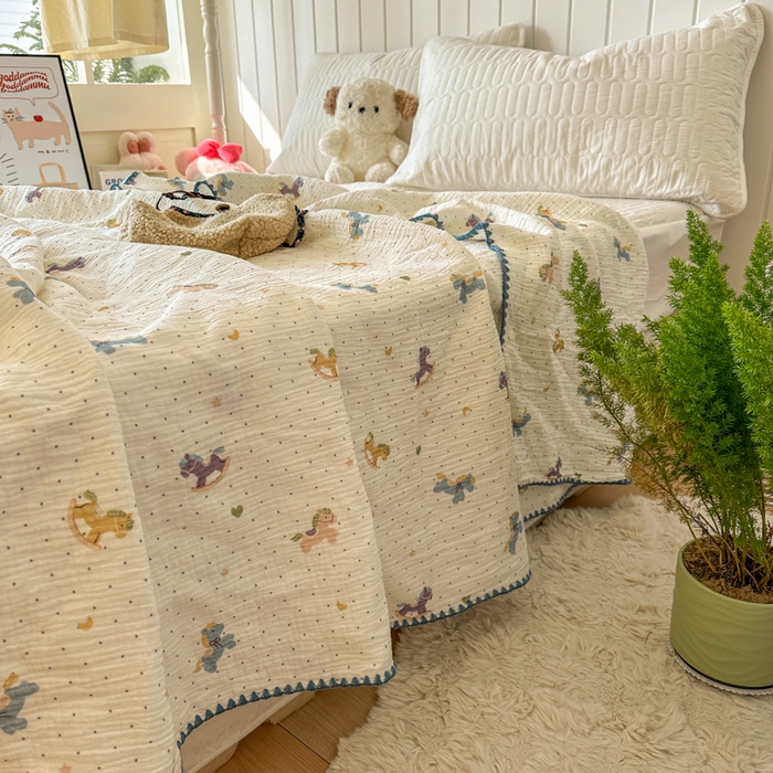 91家纺网 家纺一手货源 找家纺 十里居 2026新款A类母婴级全棉皱皱双层纱多功能盖毯 皱皱纱-波点小马