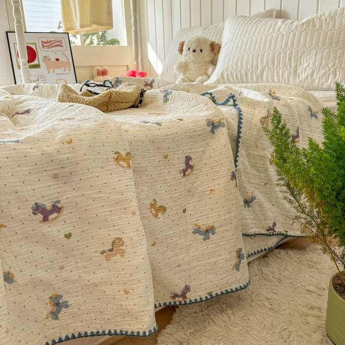 91家纺网 家纺一手货源 找家纺 十里居 2026新款A类母婴级全棉皱皱双层纱多功能盖毯 皱皱纱-波点小马