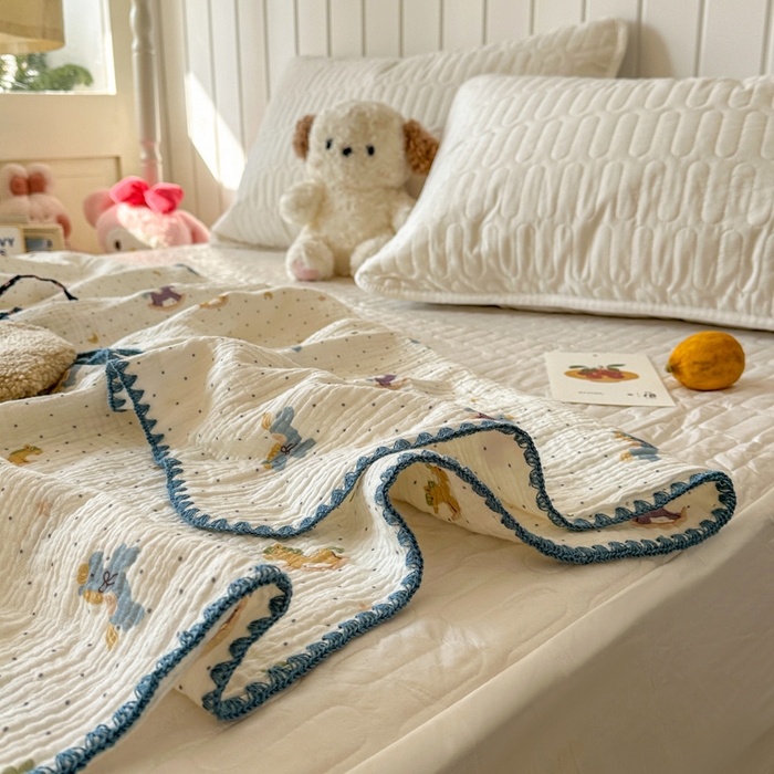 91家纺网 家纺一手货源 找家纺 十里居 2026新款A类母婴级全棉皱皱双层纱多功能盖毯 皱皱纱-波点小马