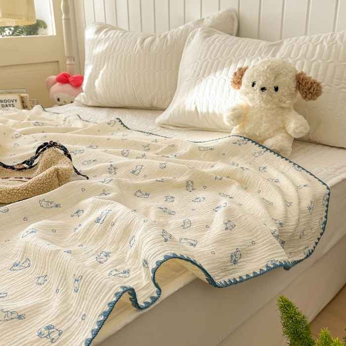 91家纺网 家纺一手货源 找家纺 十里居 2026新款A类母婴级全棉皱皱双层纱多功能盖毯 皱皱纱-蓝色小兔