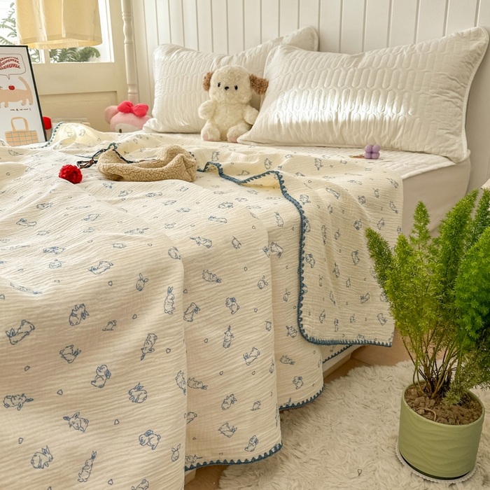 91家纺网 家纺一手货源 找家纺 十里居 2026新款A类母婴级全棉皱皱双层纱多功能盖毯 皱皱纱-蓝色小兔