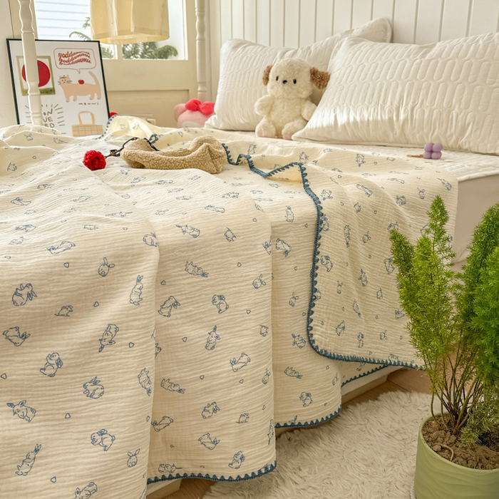 91家纺网 家纺一手货源 找家纺 十里居 2026新款A类母婴级全棉皱皱双层纱多功能盖毯 皱皱纱-蓝色小兔