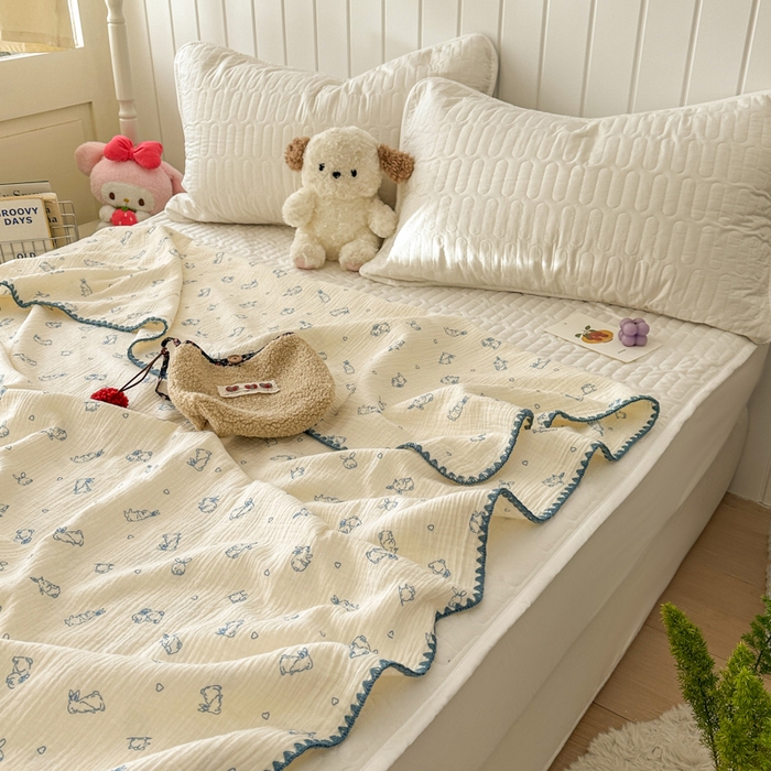 91家纺网 家纺一手货源 找家纺 十里居 2026新款A类母婴级全棉皱皱双层纱多功能盖毯 皱皱纱-蓝色小兔