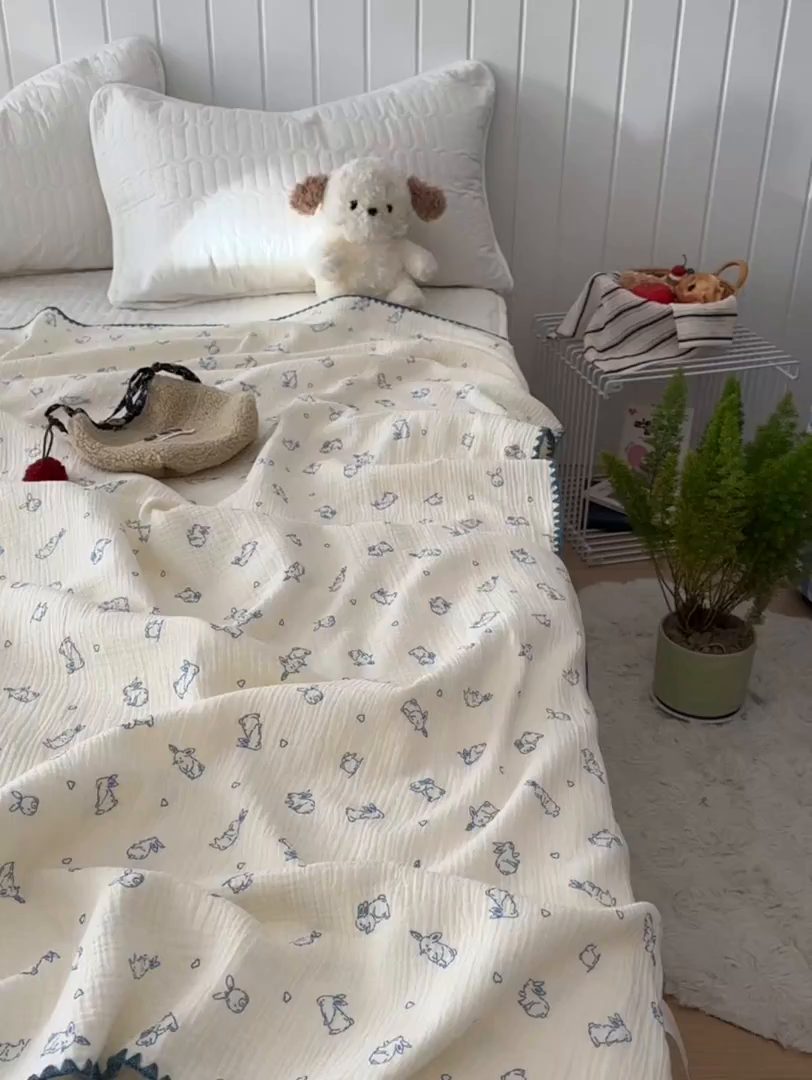 91家纺网 家纺一手货源 找家纺 十里居 2026新款A类母婴级全棉皱皱双层纱多功能盖毯 皱皱纱-蓝色小兔