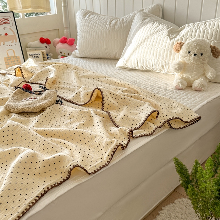 91家纺网 家纺一手货源 找家纺 十里居 2026新款A类母婴级全棉皱皱双层纱多功能盖毯 皱皱纱-小波点