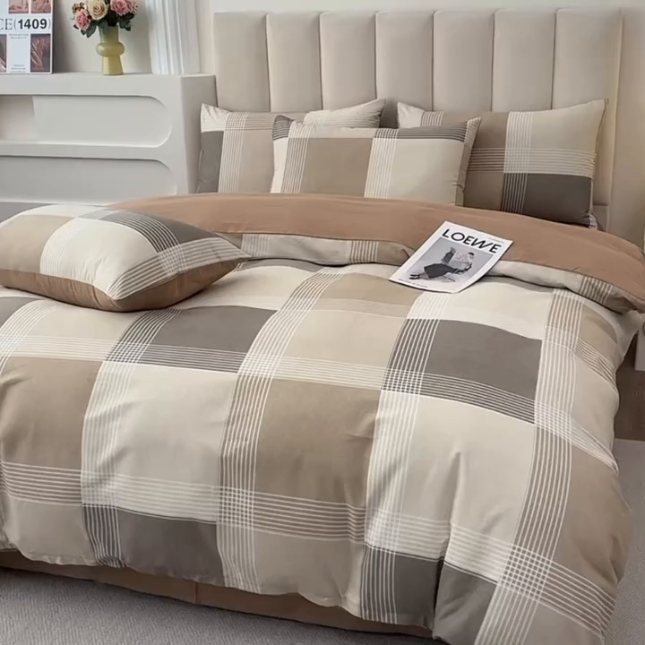 91家纺网 家纺一手货源 找家纺 宇彬家纺 2026直播新款13070全棉纯棉印花床单床笠款四件套和单被套喷气清新简约（缩水足可定做）魔方小站-咖