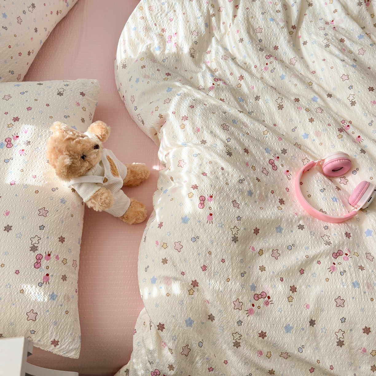 91家纺网 家纺一手货源 找家纺 奈颜 2026新款A类泡芙纱印花四件套学生宿舍三件套-卡通印花系列 躲猫猫