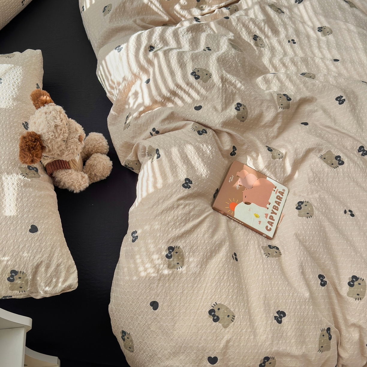 91家纺网 家纺一手货源 找家纺 奈颜 2026新款A类泡芙纱印花四件套学生宿舍三件套-卡通印花系列 黑皮小猫