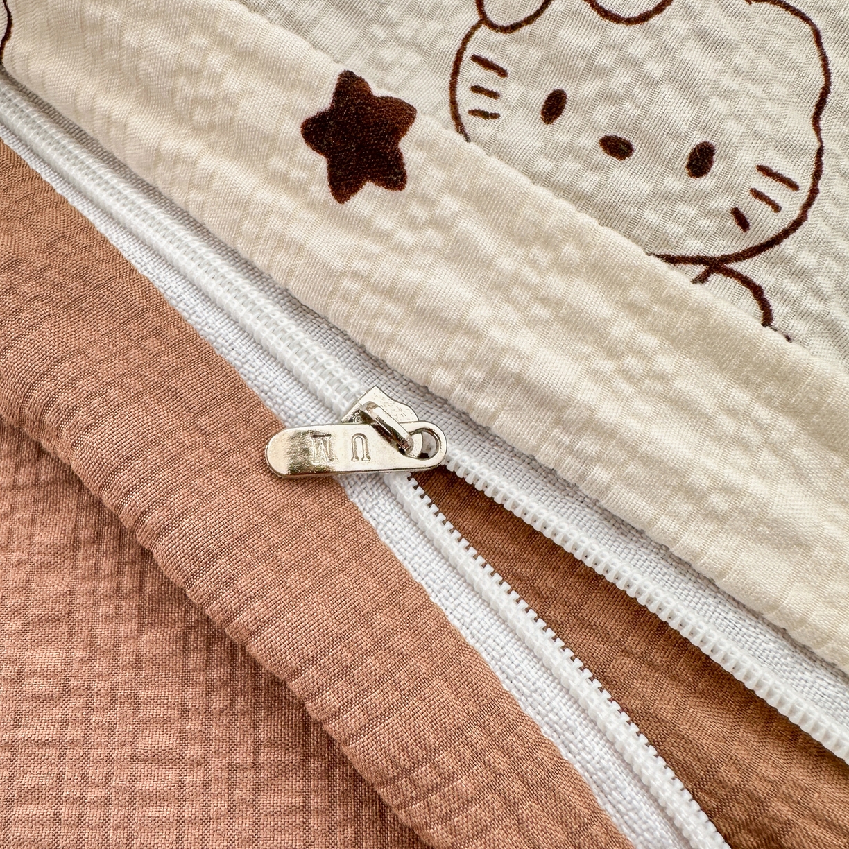 91家纺网 家纺一手货源 找家纺 奈颜 2026新款A类泡芙纱印花四件套学生宿舍三件套-卡通印花系列 线条KT