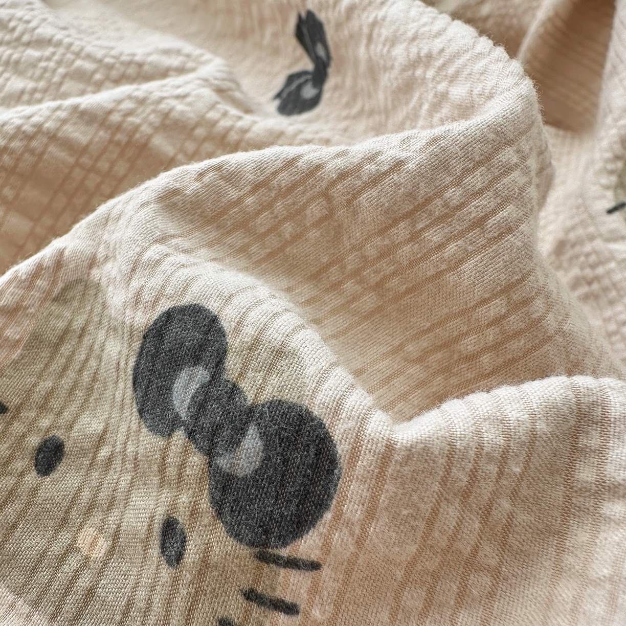 91家纺网 家纺一手货源 找家纺 奈颜 2026新款A类泡芙纱印花四件套学生宿舍三件套-卡通印花系列 黑皮小猫