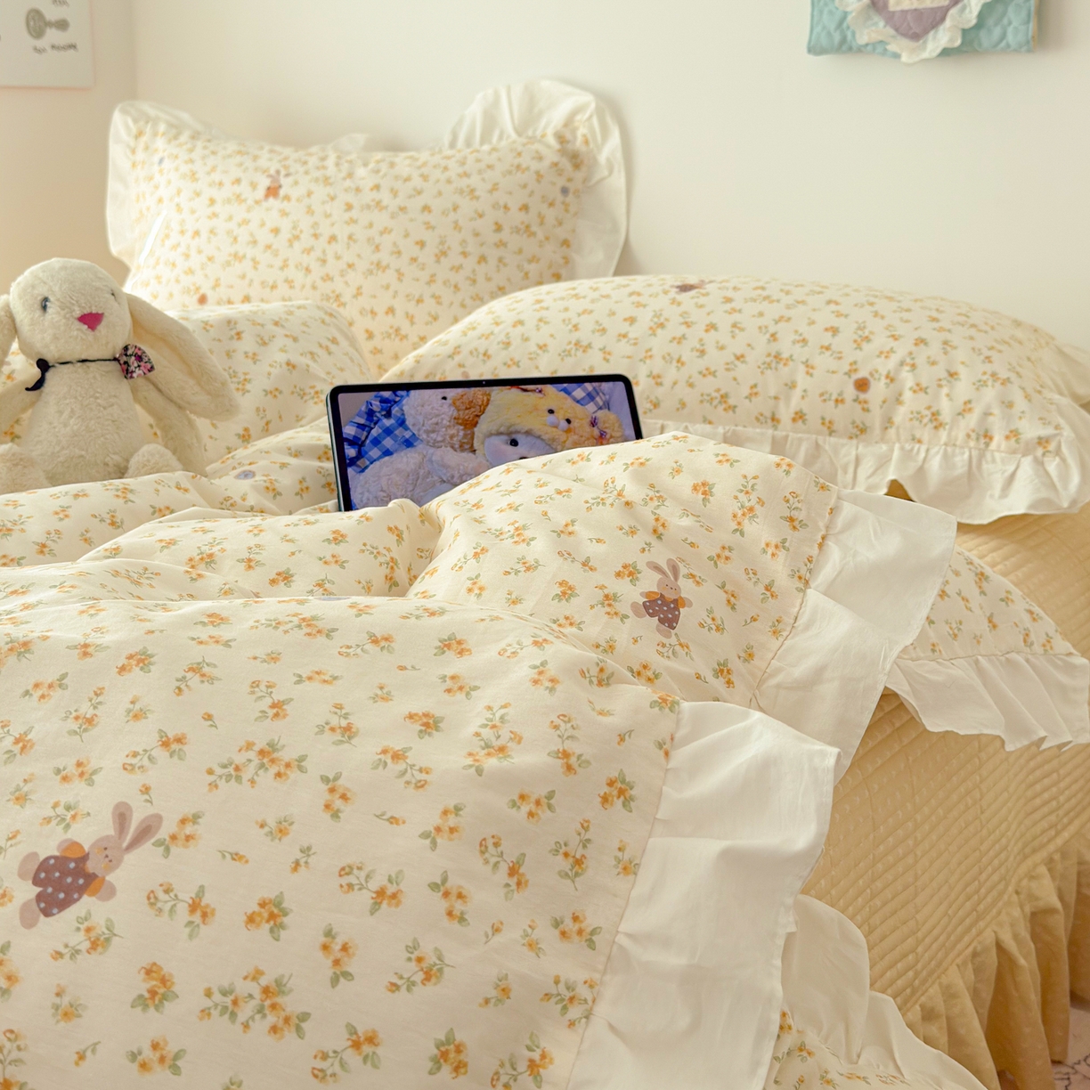 91家纺网 家纺一手货源 找家纺 女子家纺 2026新款全棉纯棉绗缝花边床盖四件套 暖菊花兔