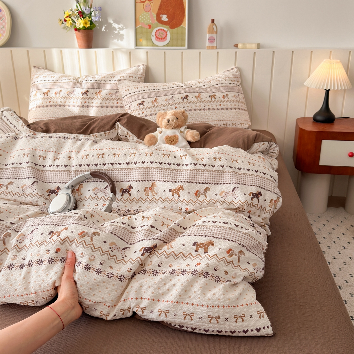 91家纺网 家纺一手货源 找家纺 奈颜 2026新款A类泡芙纱印花四件套学生宿舍三件套-费尔岛系列 费尔岛-三色木马