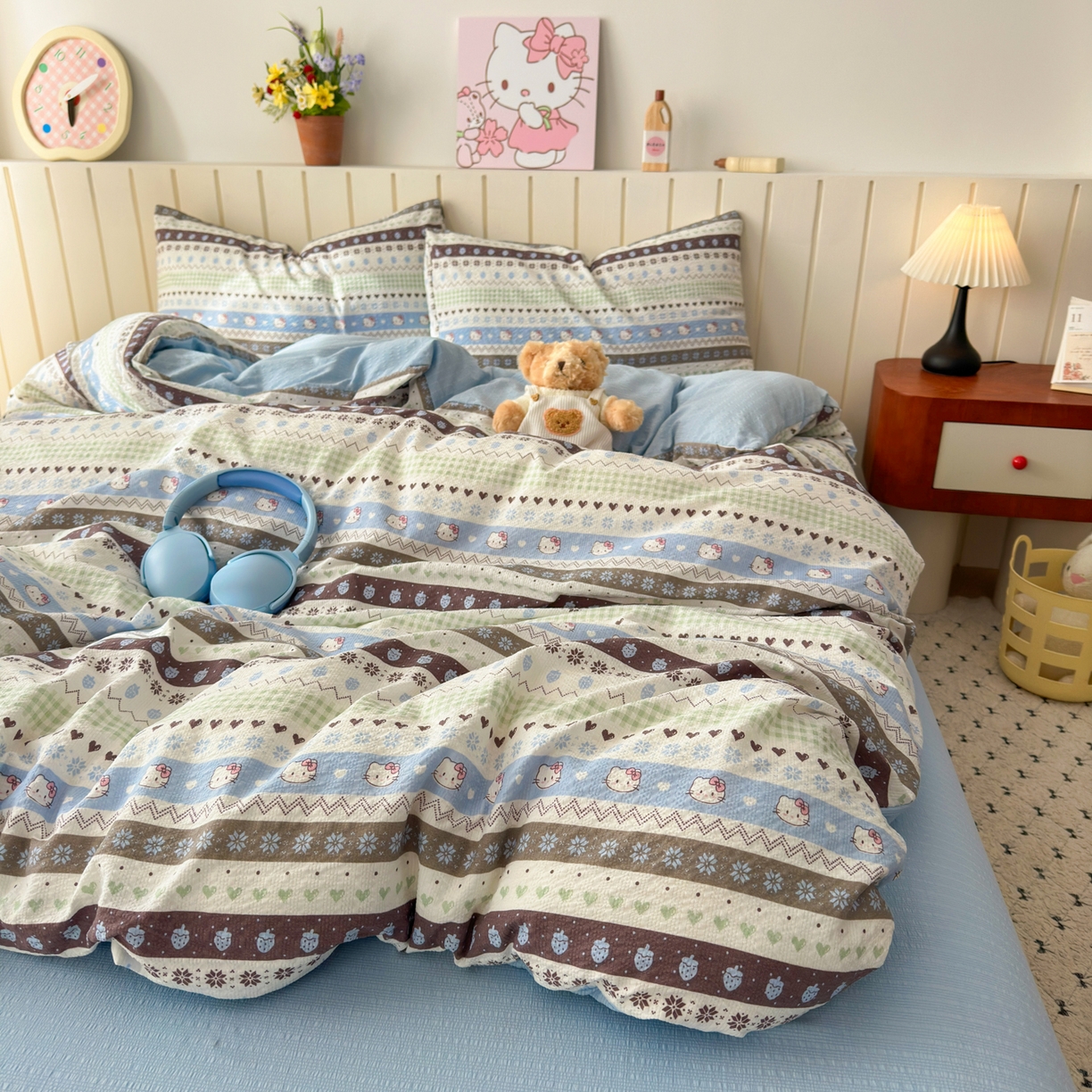 91家纺网 家纺一手货源 找家纺 奈颜 2026新款A类泡芙纱印花四件套学生宿舍三件套-费尔岛系列 费尔岛-奶猫草莓