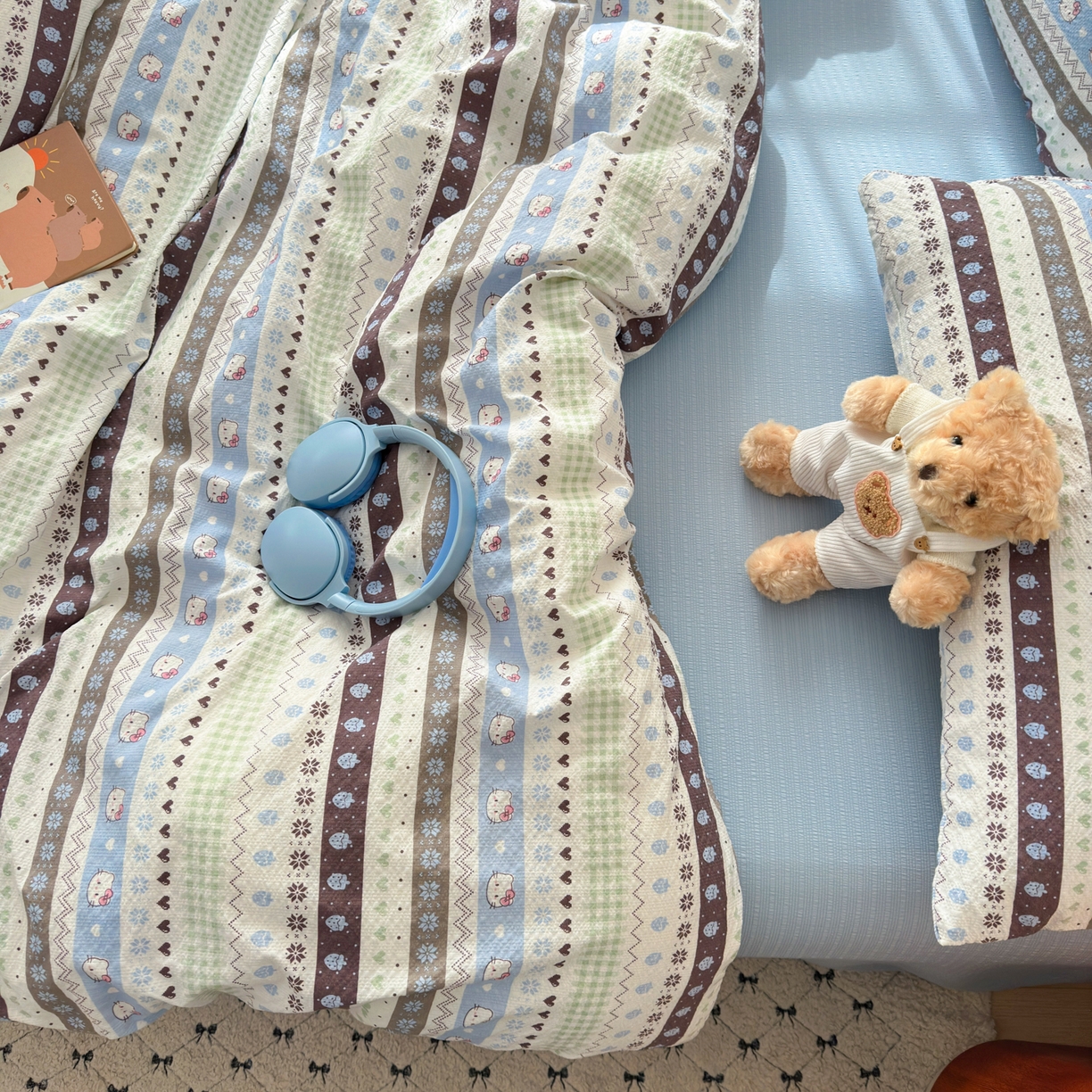 91家纺网 家纺一手货源 找家纺 奈颜 2026新款A类泡芙纱印花四件套学生宿舍三件套-费尔岛系列 费尔岛-奶猫草莓