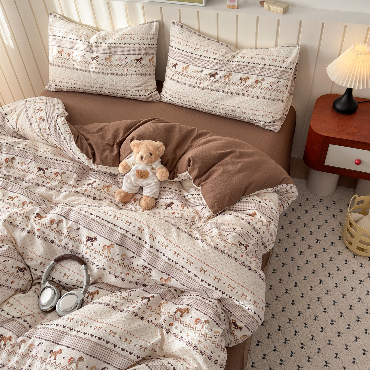 91家纺网 家纺一手货源 找家纺 奈颜 2026新款A类泡芙纱印花四件套学生宿舍三件套-费尔岛系列 费尔岛-三色木马