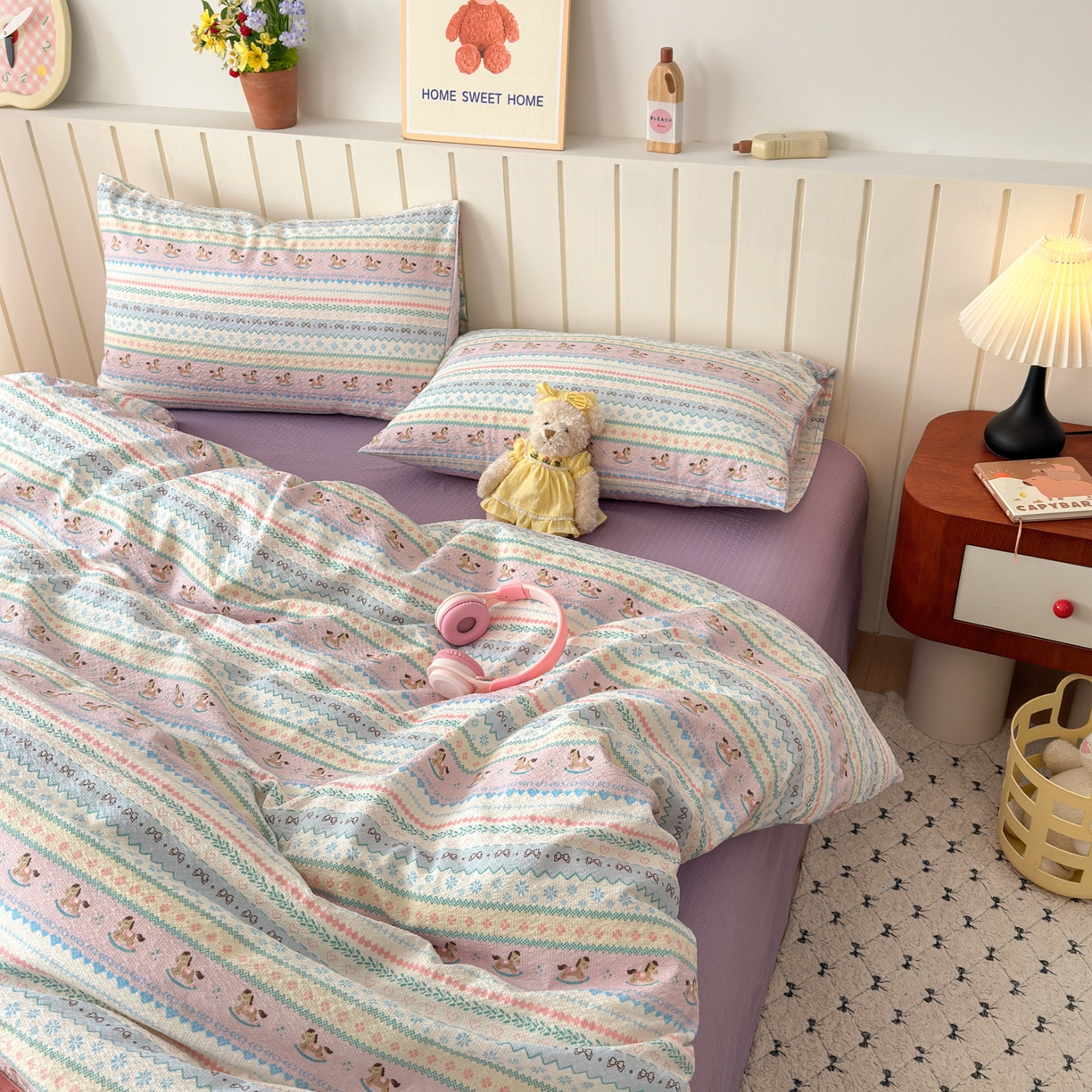 91家纺网 家纺一手货源 找家纺 奈颜 2026新款A类泡芙纱印花四件套学生宿舍三件套-费尔岛系列 费尔岛-小马公仔