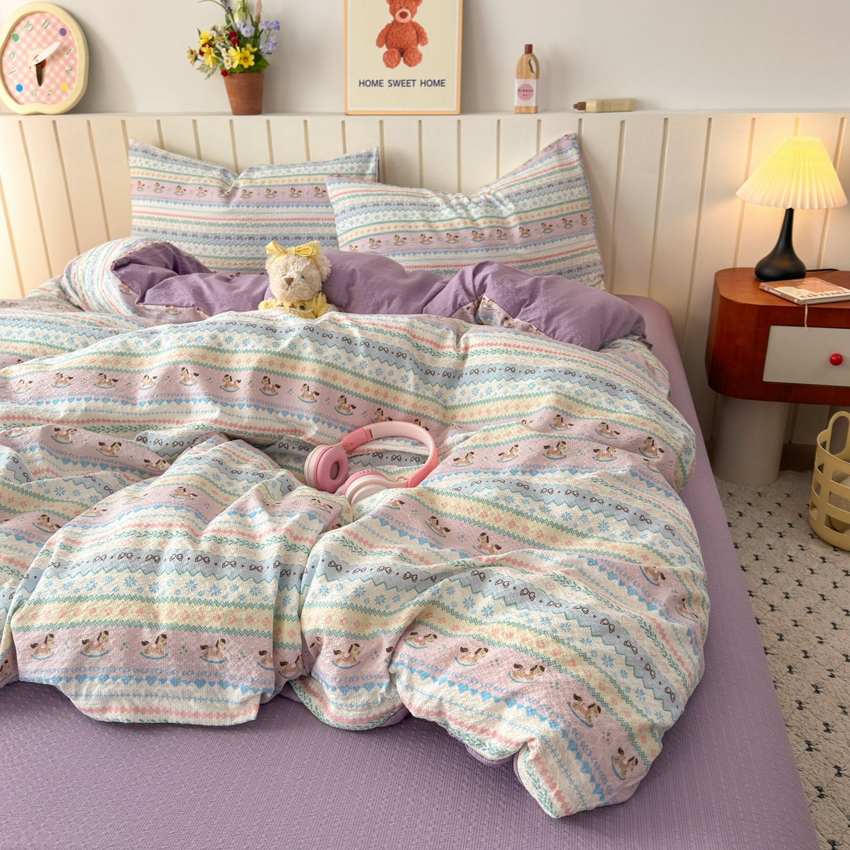 91家纺网 家纺一手货源 找家纺 奈颜 2026新款A类泡芙纱印花四件套学生宿舍三件套-费尔岛系列 费尔岛-小马公仔