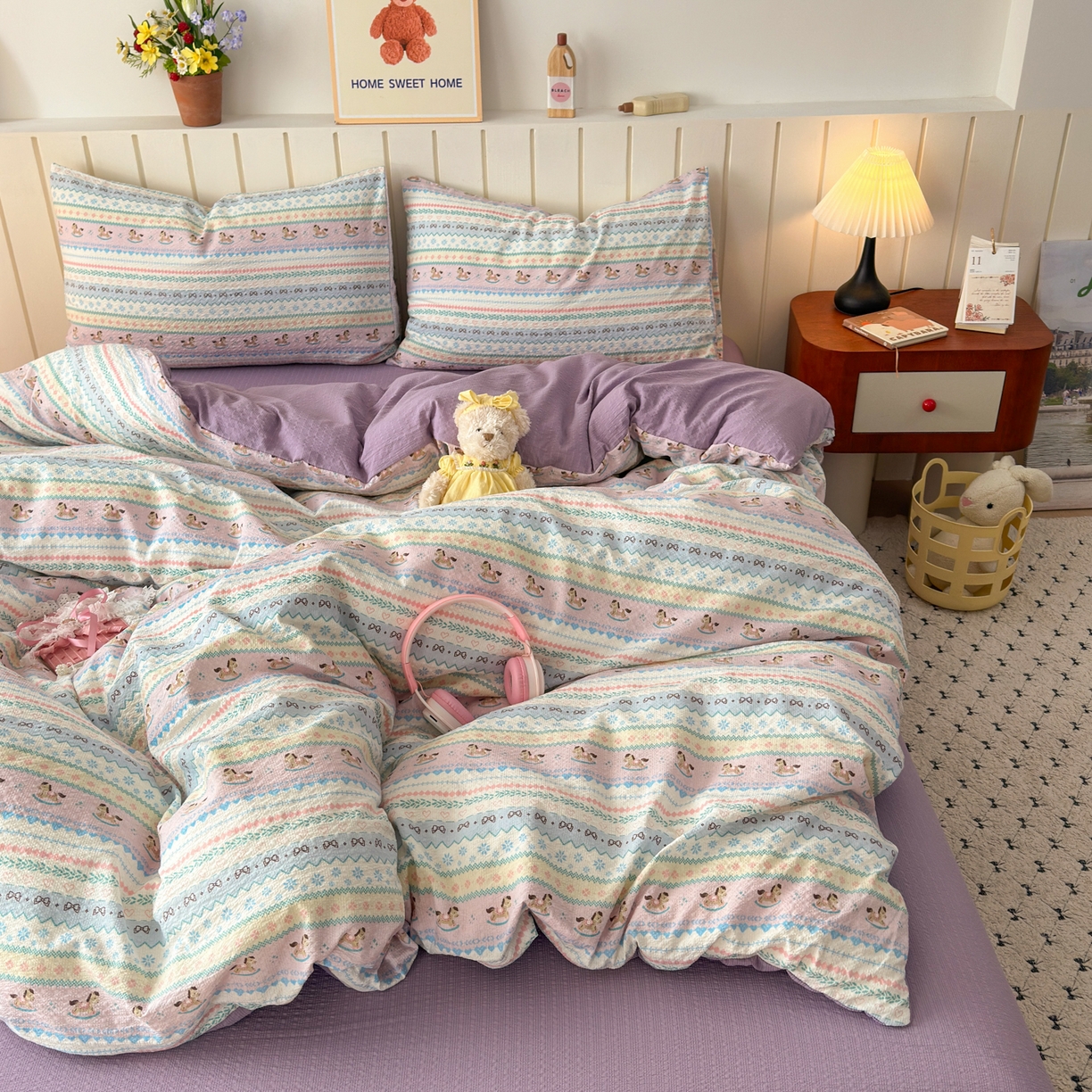 91家纺网 家纺一手货源 找家纺 奈颜 2026新款A类泡芙纱印花四件套学生宿舍三件套-费尔岛系列 费尔岛-小马公仔