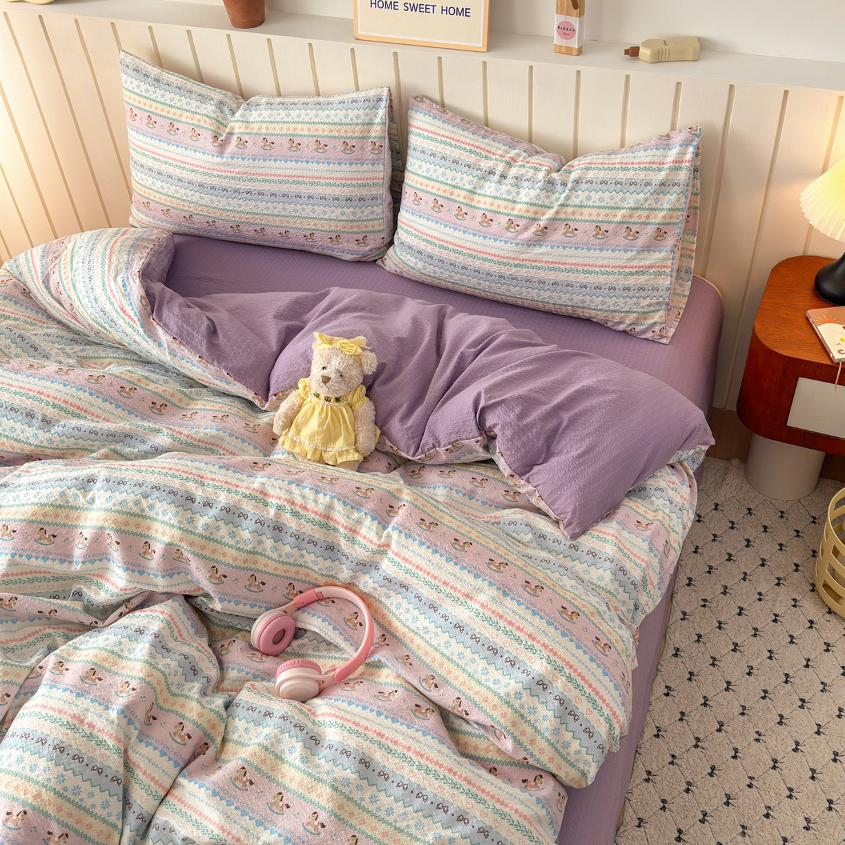 91家纺网 家纺一手货源 找家纺 奈颜 2026新款A类泡芙纱印花四件套学生宿舍三件套-费尔岛系列 费尔岛-小马公仔