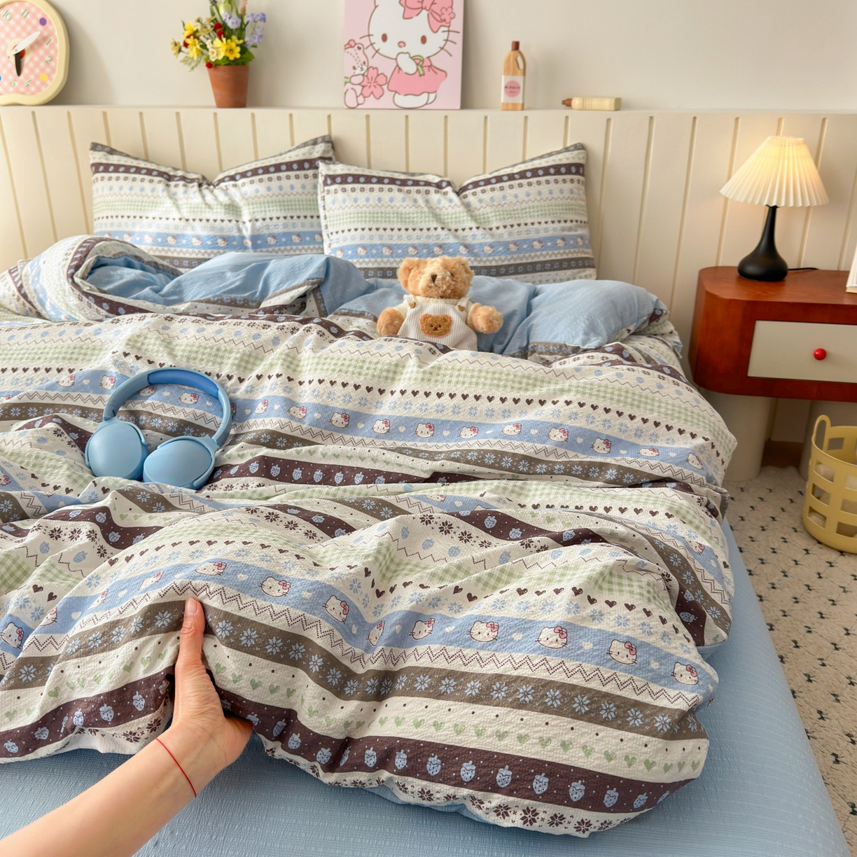 91家纺网 家纺一手货源 找家纺 奈颜 2026新款A类泡芙纱印花四件套学生宿舍三件套-费尔岛系列 费尔岛-奶猫草莓