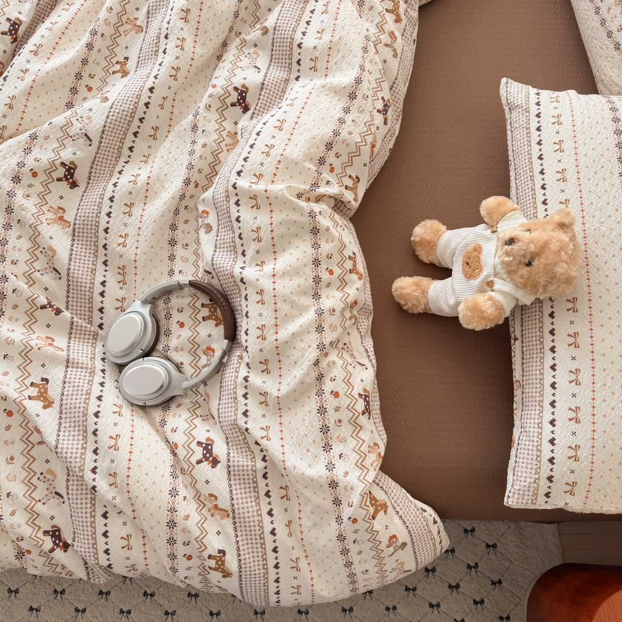 91家纺网 家纺一手货源 找家纺 奈颜 2026新款A类泡芙纱印花四件套学生宿舍三件套-费尔岛系列 费尔岛-三色木马