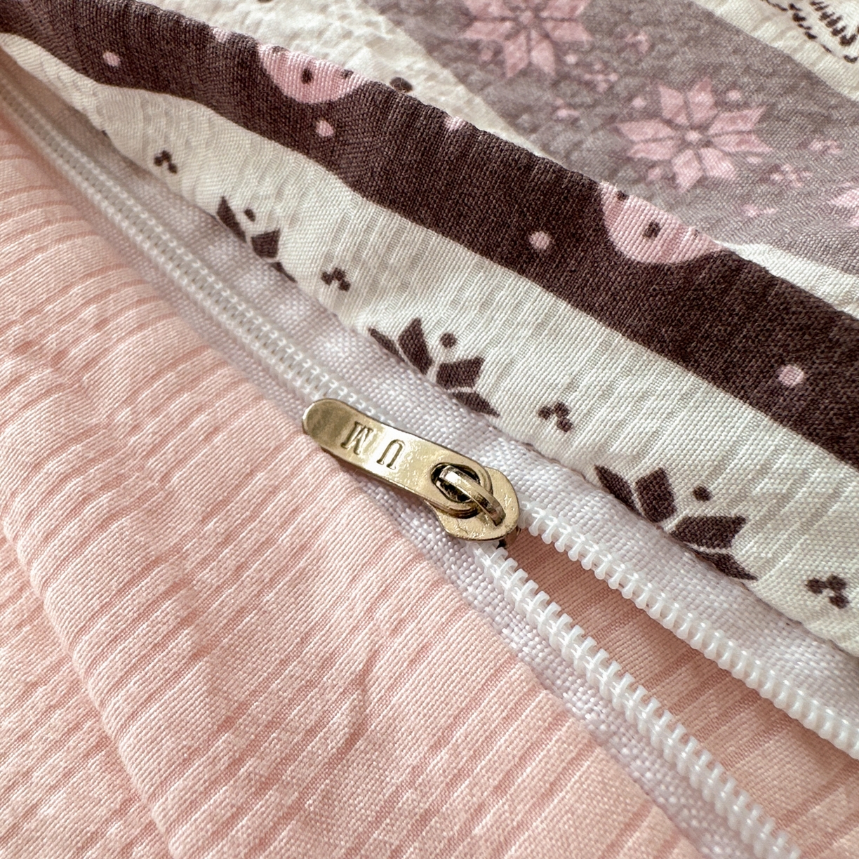 91家纺网 家纺一手货源 找家纺 奈颜 2026新款A类泡芙纱印花四件套学生宿舍三件套-费尔岛系列 费尔岛-草莓奶昔