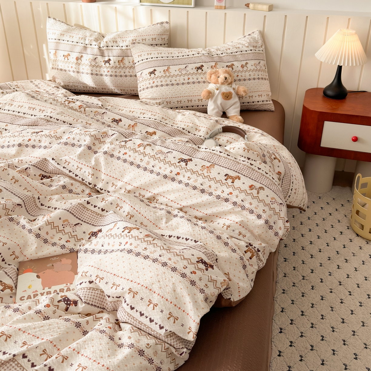 91家纺网 家纺一手货源 找家纺 奈颜 2026新款A类泡芙纱印花四件套学生宿舍三件套-费尔岛系列 费尔岛-三色木马