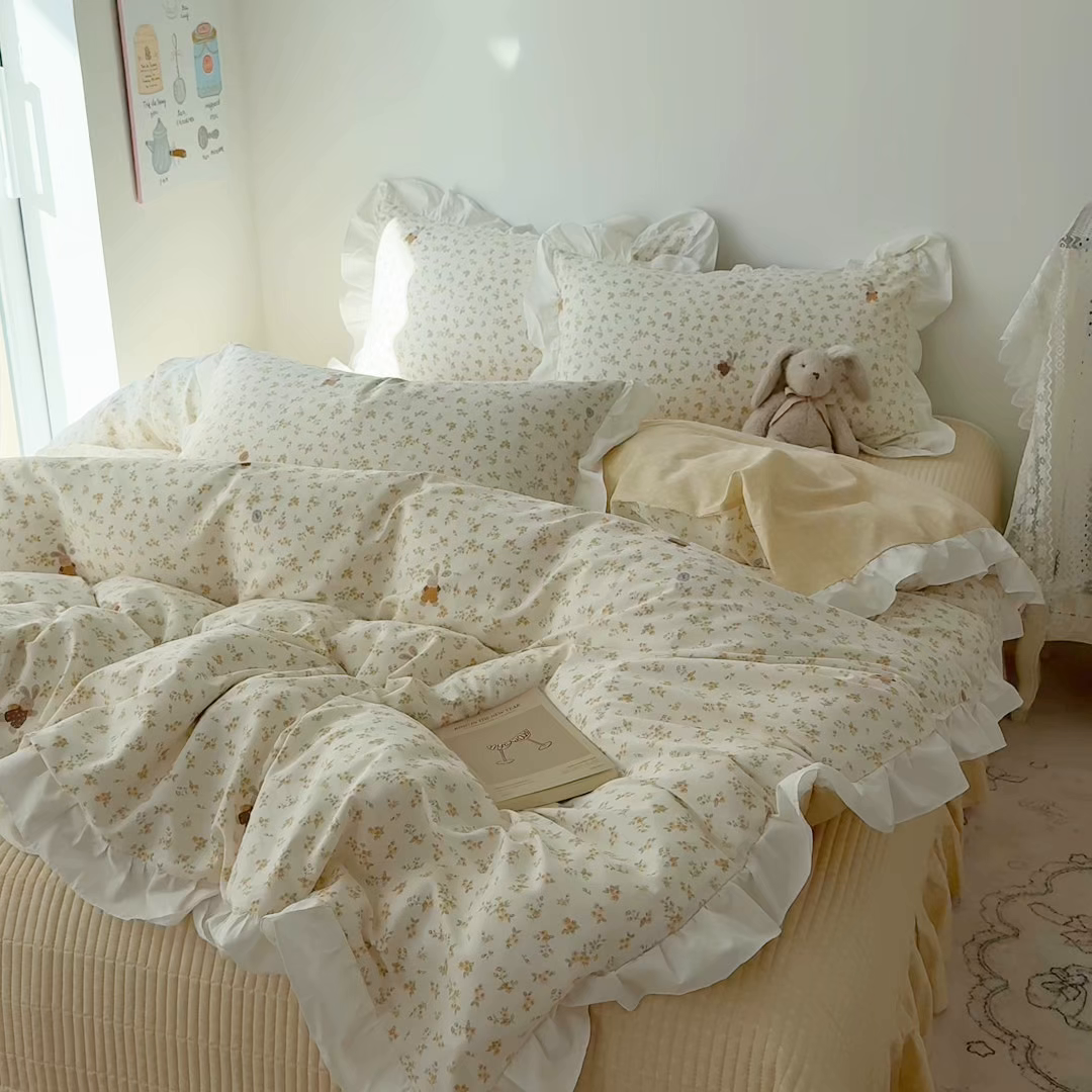 91家纺网 家纺一手货源 找家纺 女子家纺 2026新款全棉纯棉绗缝花边床盖四件套 暖菊花兔