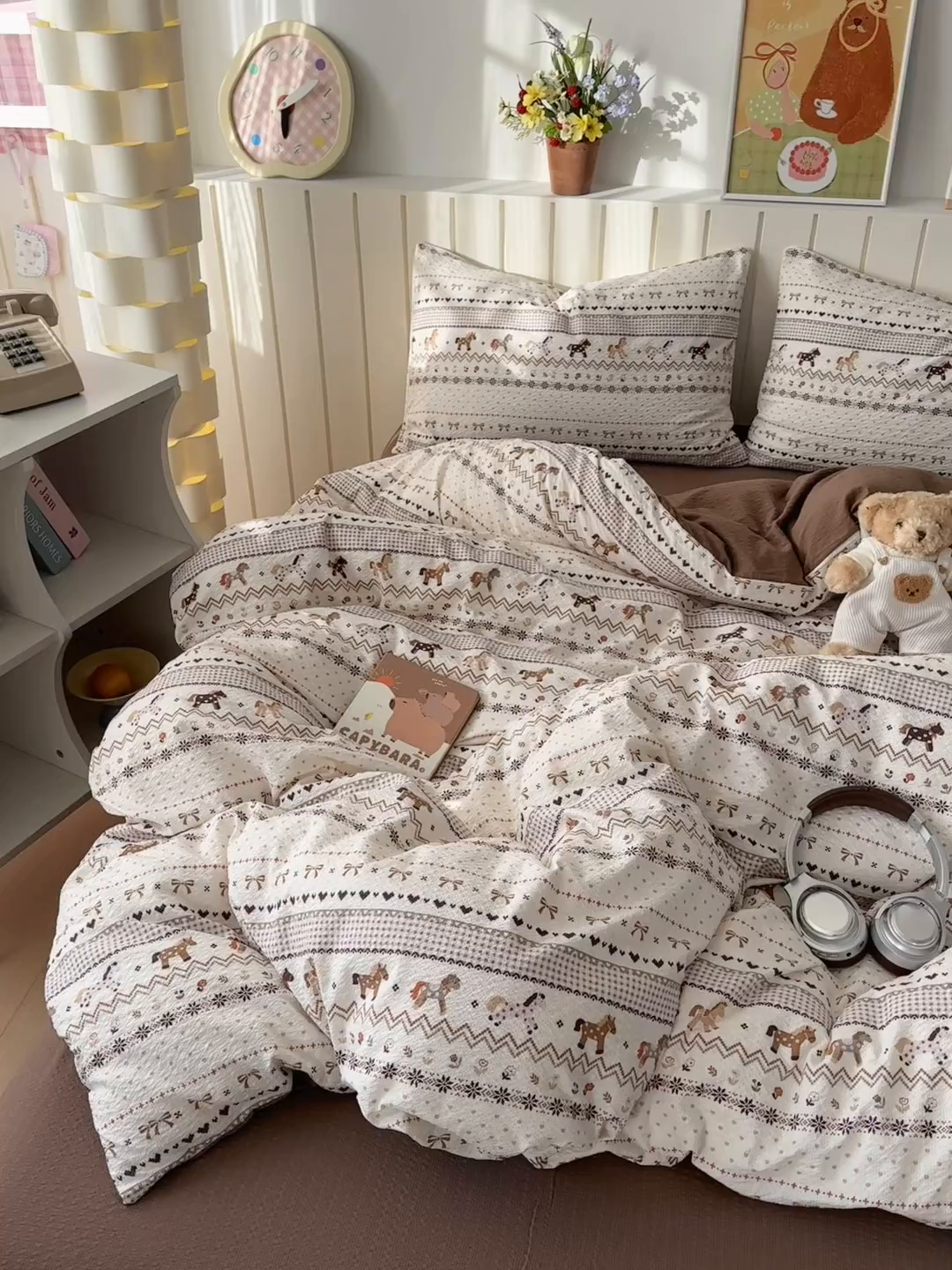 91家纺网 家纺一手货源 找家纺 奈颜 2026新款A类泡芙纱印花四件套学生宿舍三件套-费尔岛系列 费尔岛-三色木马