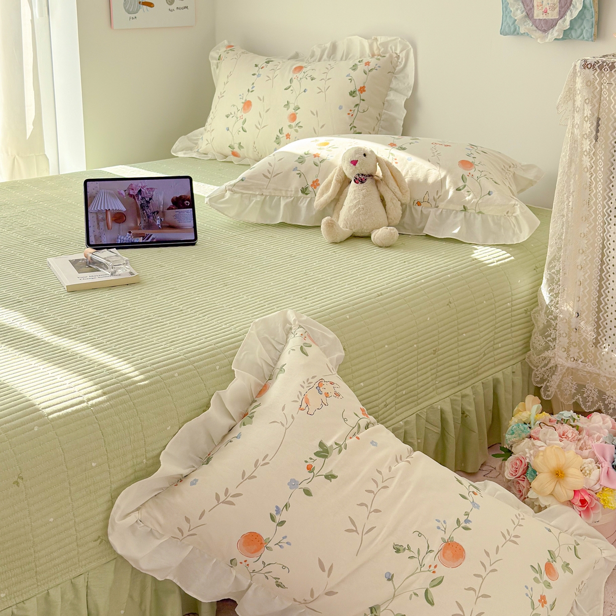 91家纺网 家纺一手货源 找家纺 女子家纺 2026新款全棉纯棉绗缝花边床盖四件套 牵藤兔