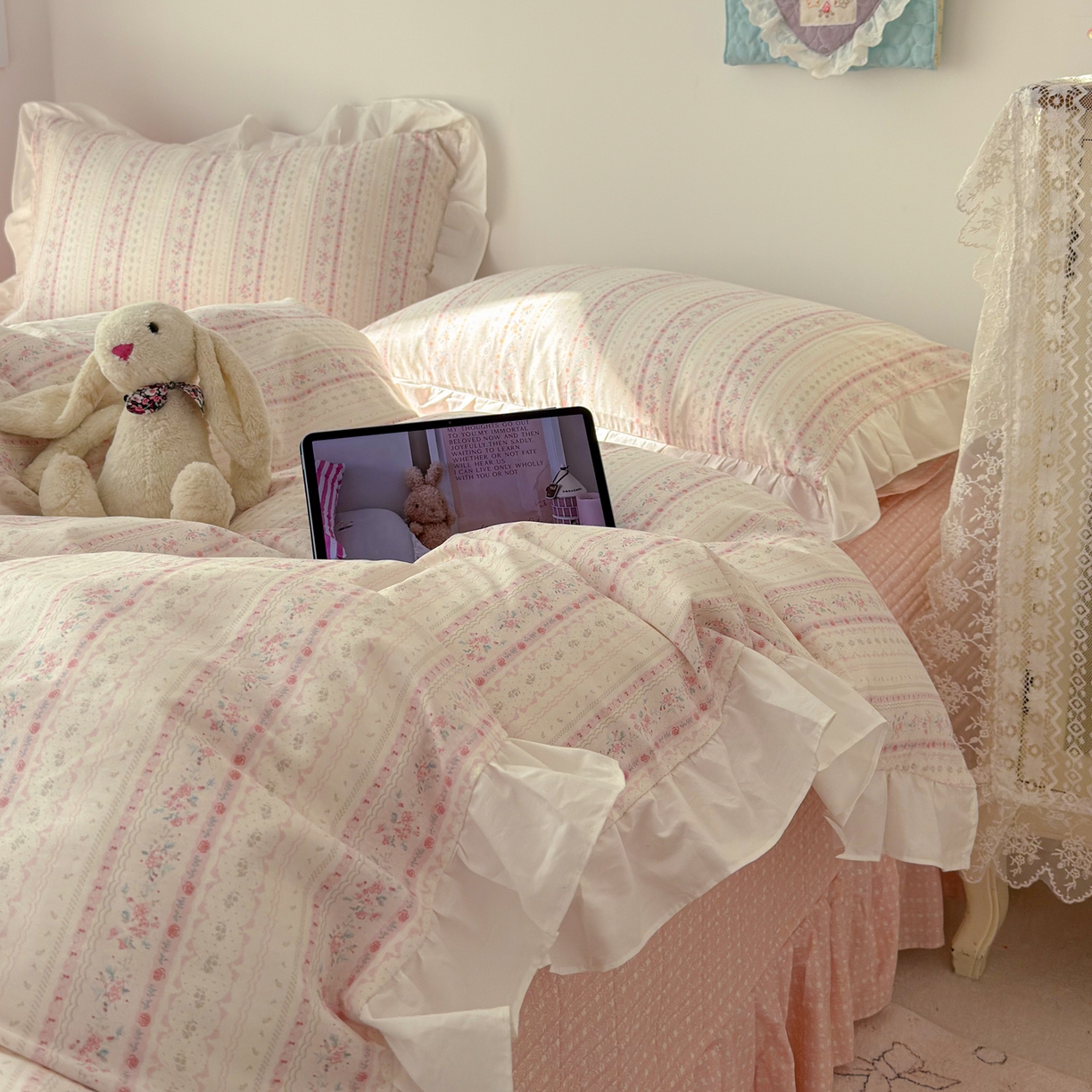 91家纺网 家纺一手货源 找家纺 女子家纺 2026新款全棉纯棉绗缝花边床盖四件套 素条花-粉