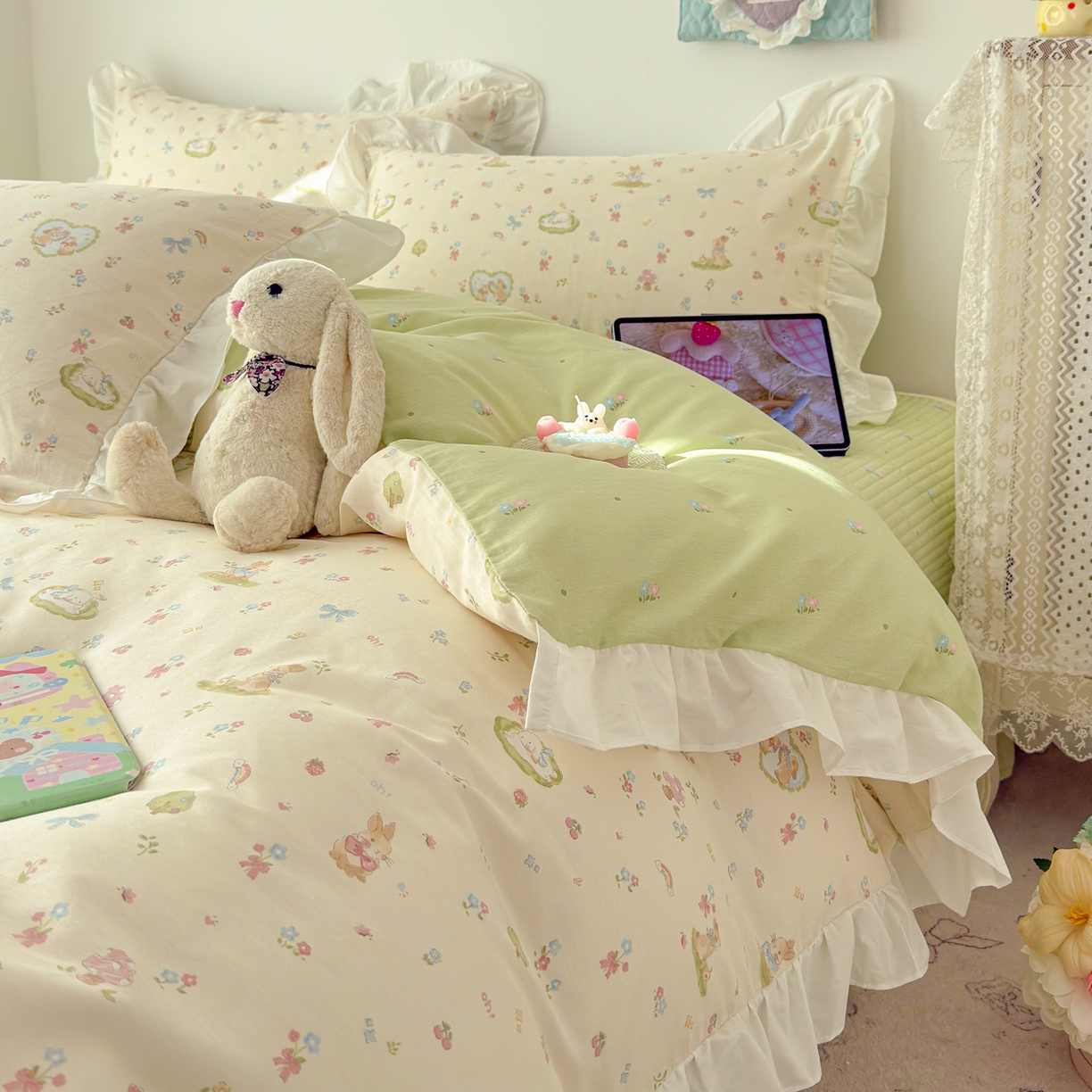 91家纺网 家纺一手货源 找家纺 女子家纺 2026新款全棉纯棉绗缝花边床盖四件套 兔与花笺