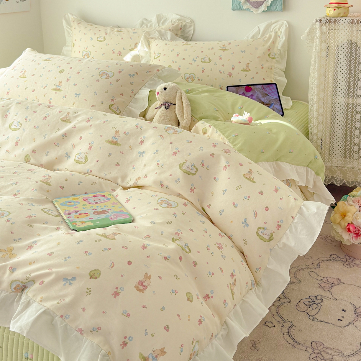 91家纺网 家纺一手货源 找家纺 女子家纺 2026新款全棉纯棉绗缝花边床盖四件套 兔与花笺