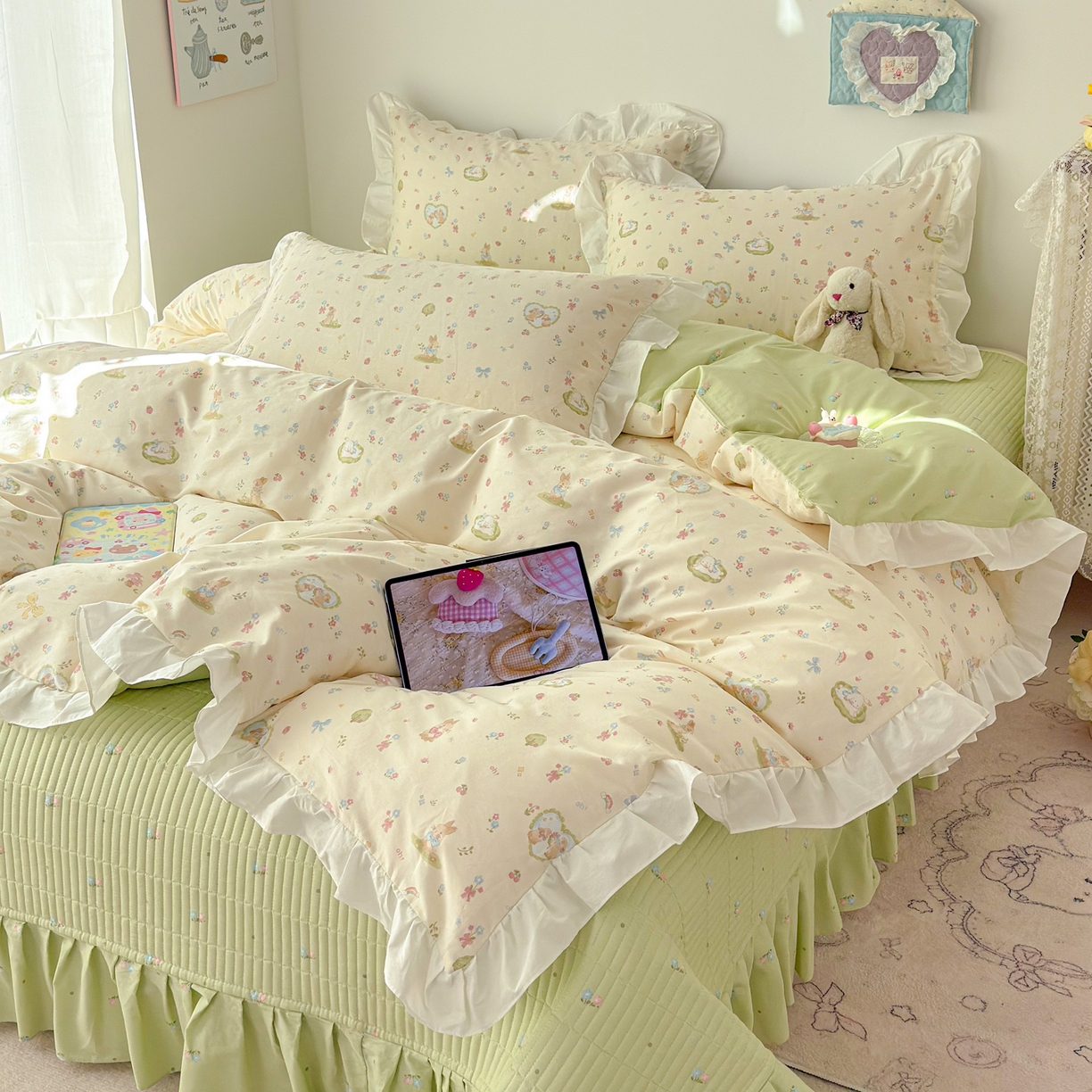 91家纺网 家纺一手货源 找家纺 女子家纺 2026新款全棉纯棉绗缝花边床盖四件套 兔与花笺