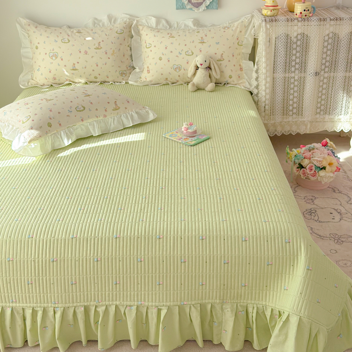 91家纺网 家纺一手货源 找家纺 女子家纺 2026新款全棉纯棉绗缝花边床盖四件套 兔与花笺