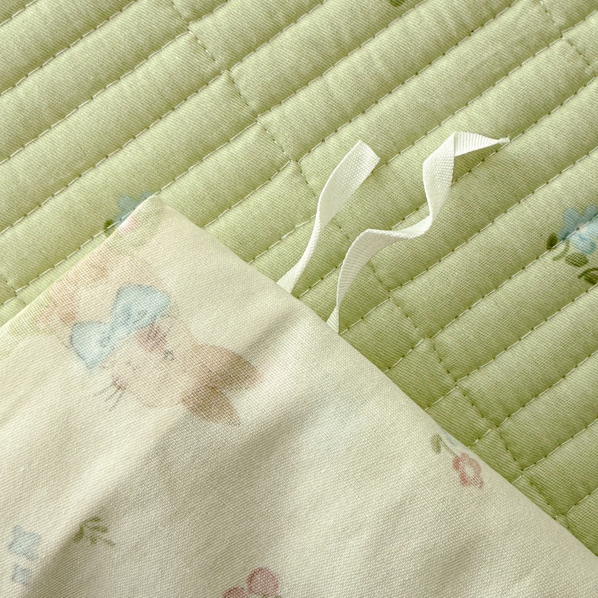 91家纺网 家纺一手货源 找家纺 女子家纺 2026新款全棉纯棉绗缝花边床盖四件套 兔与花笺