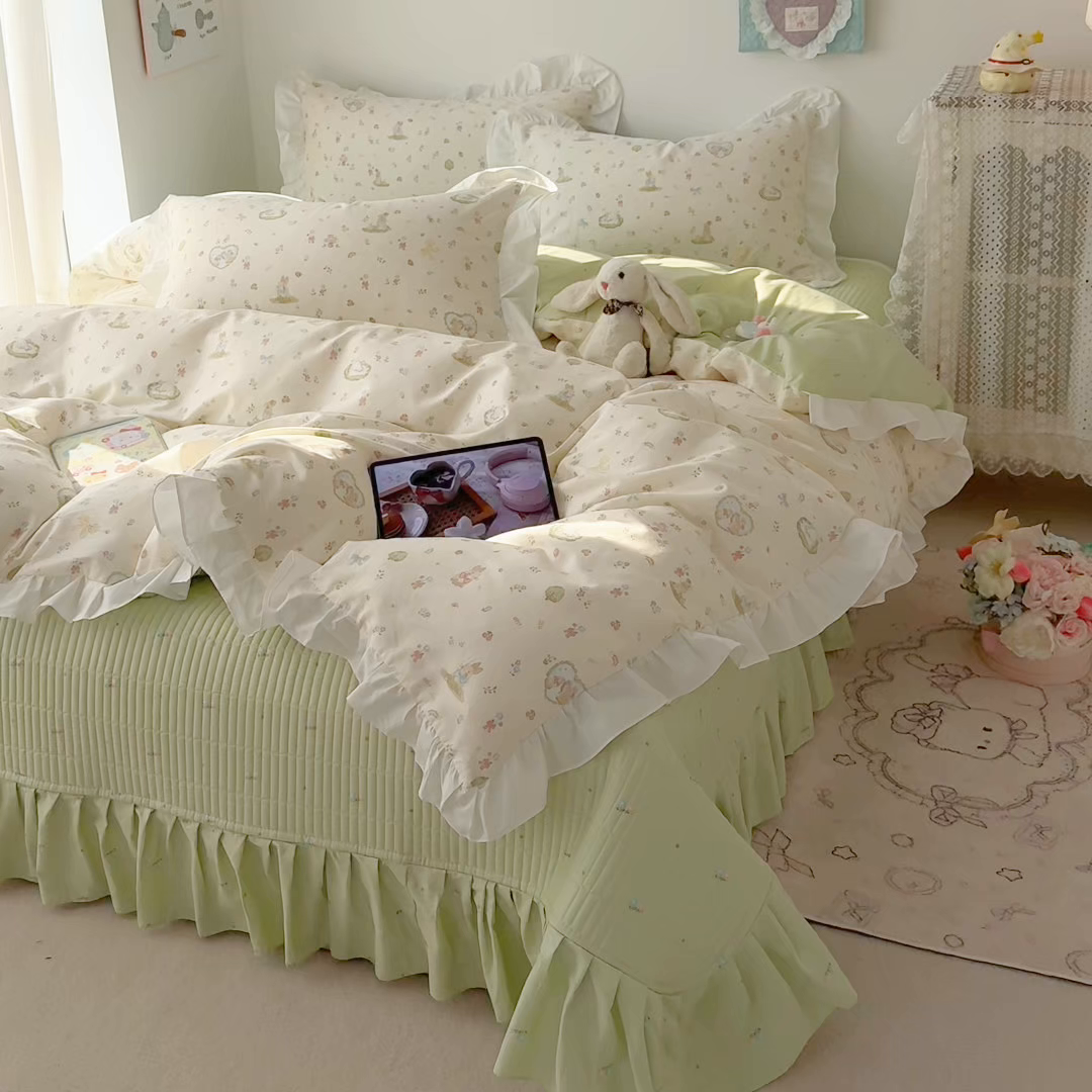 91家纺网 家纺一手货源 找家纺 女子家纺 2026新款全棉纯棉绗缝花边床盖四件套 兔与花笺