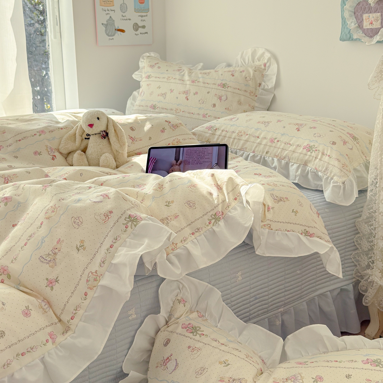 91家纺网 家纺一手货源 找家纺 女子家纺 2026新款全棉纯棉绗缝花边床盖四件套 幸福小兔