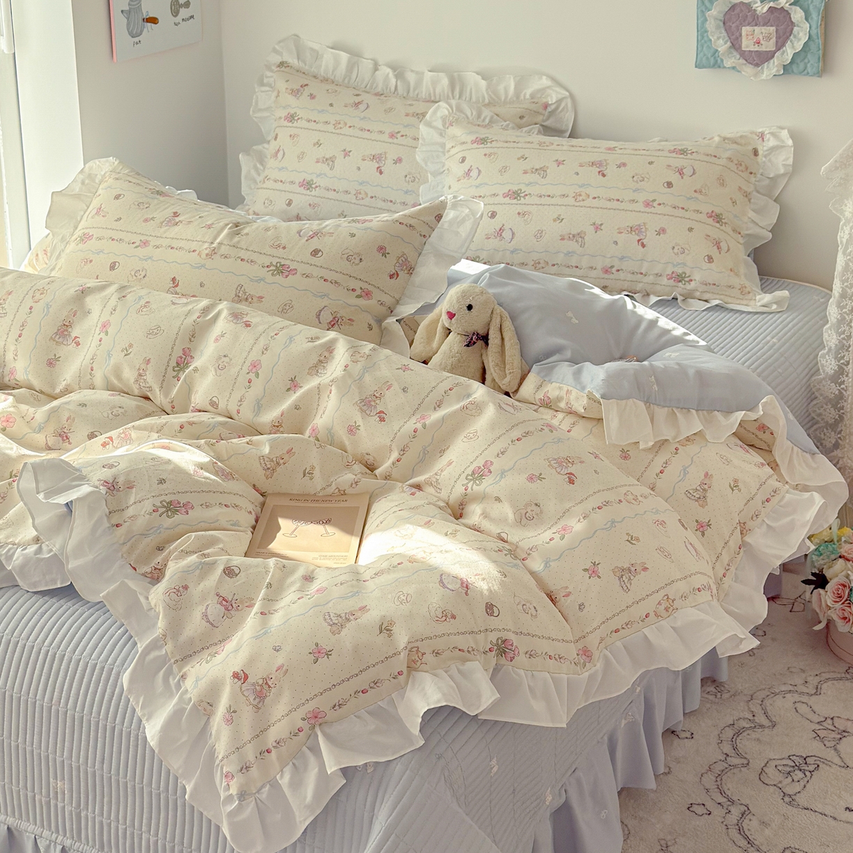 91家纺网 家纺一手货源 找家纺 女子家纺 2026新款全棉纯棉绗缝花边床盖四件套 幸福小兔