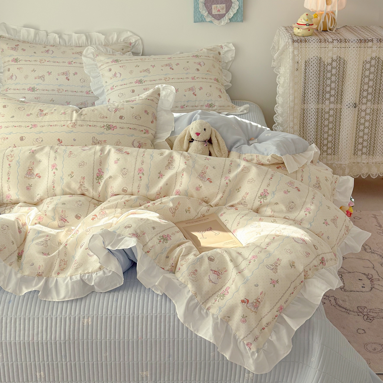 91家纺网 家纺一手货源 找家纺 女子家纺 2026新款全棉纯棉绗缝花边床盖四件套 幸福小兔