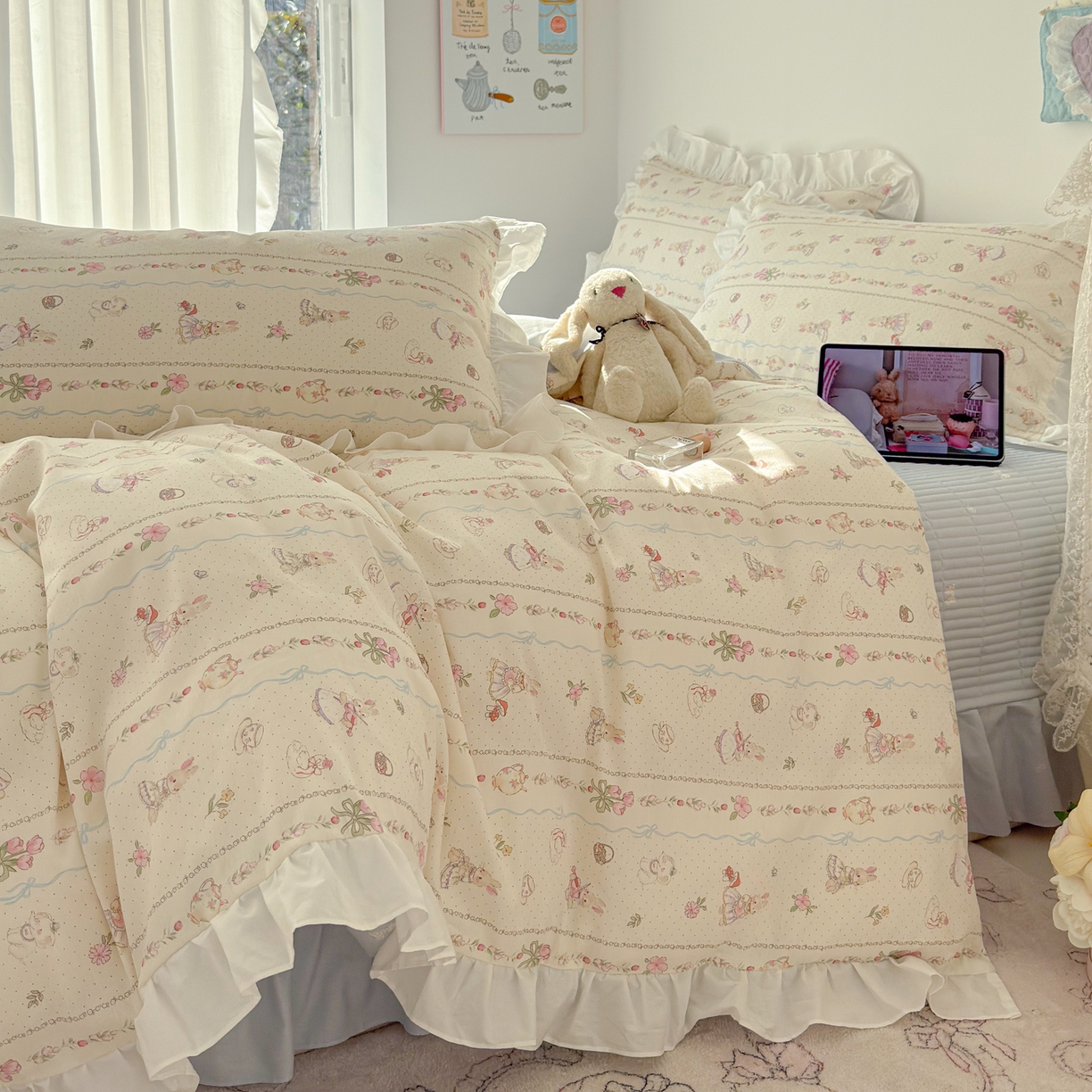 91家纺网 家纺一手货源 找家纺 女子家纺 2026新款全棉纯棉绗缝花边床盖四件套 幸福小兔