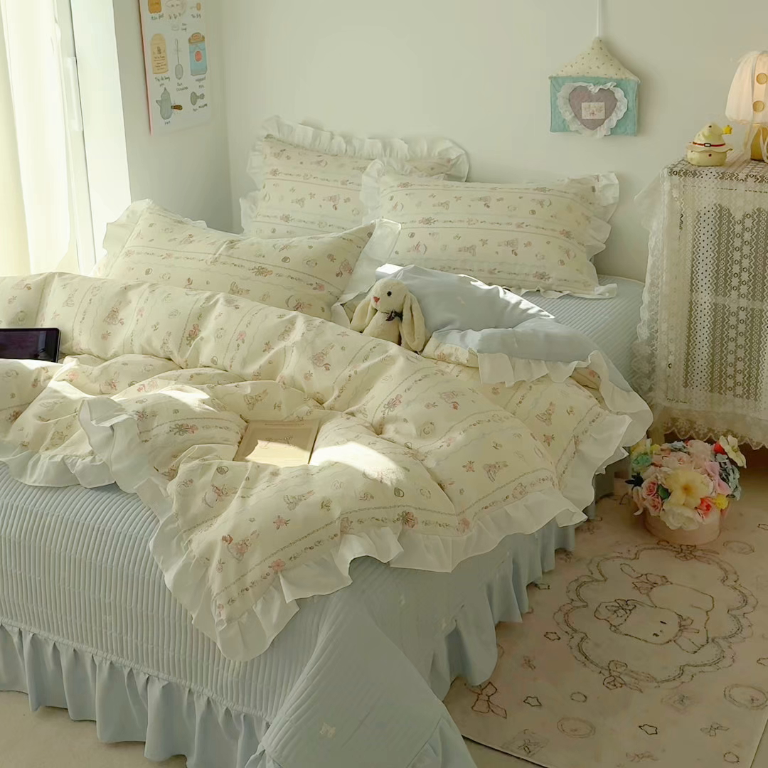 91家纺网 家纺一手货源 找家纺 女子家纺 2026新款全棉纯棉绗缝花边床盖四件套 幸福小兔