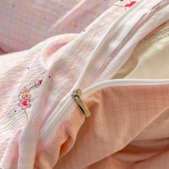 91家纺网 家纺一手货源 找家纺 丽美人家纺 2026新款A类皱皱纱双层印花单被套 BT粉格猫咪