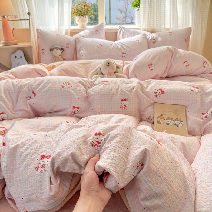 91家纺网 家纺一手货源 找家纺 丽美人家纺 2026新款A类皱皱纱双层印花单被套 BT粉格猫咪