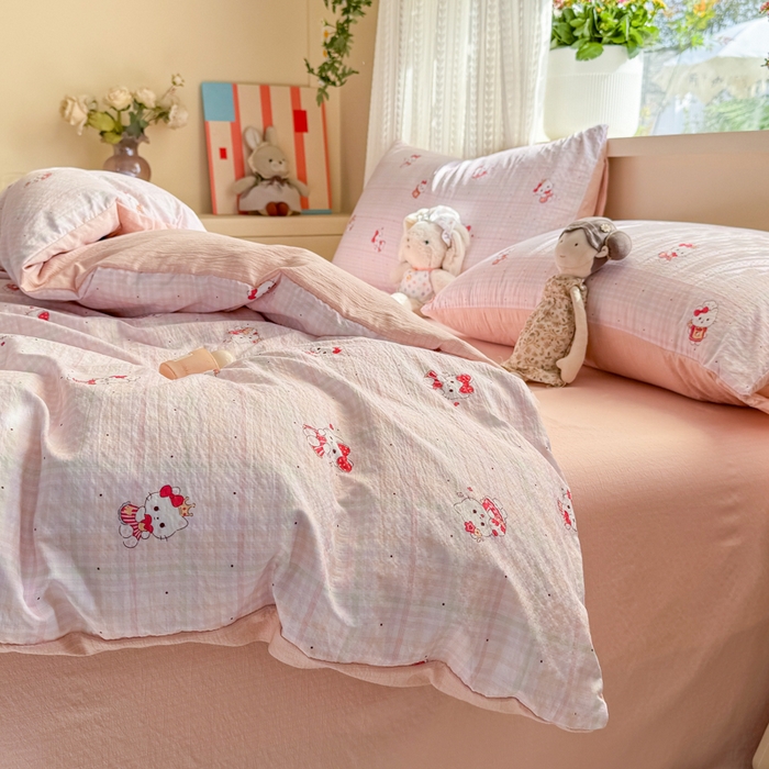 91家纺网 家纺一手货源 找家纺 丽美人家纺 2026新款A类皱皱纱双层印花单被套 BT粉格猫咪