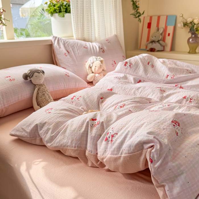 91家纺网 家纺一手货源 找家纺 丽美人家纺 2026新款A类皱皱纱双层印花单被套 BT粉格猫咪