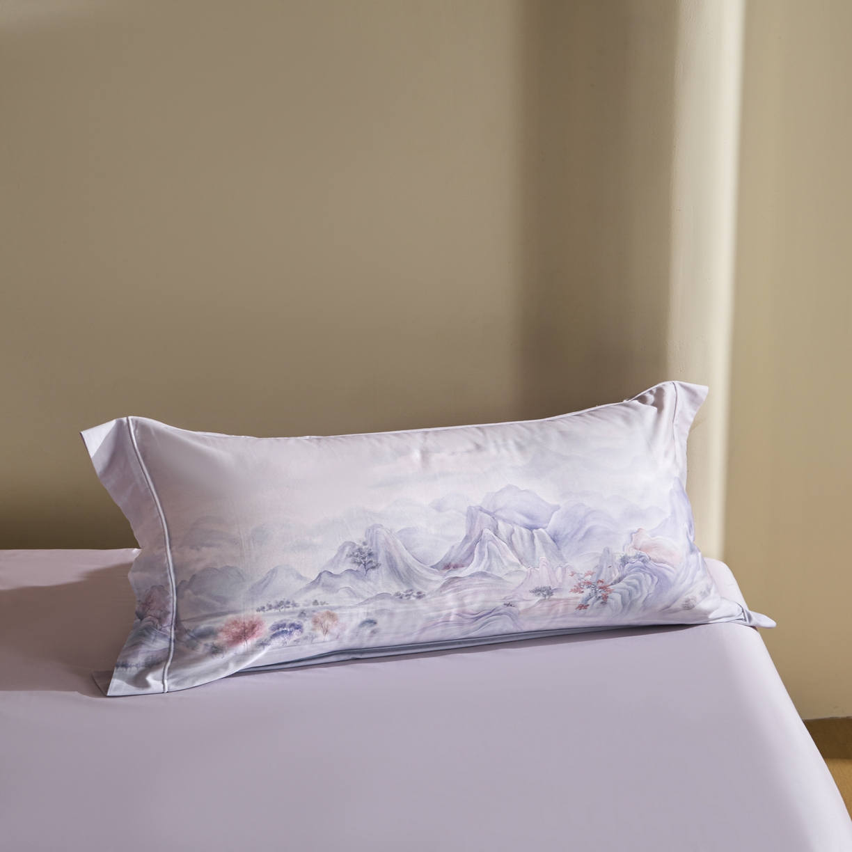 91家纺网 家纺一手货源 找家纺 禾时 2026新款全棉纯棉数码印花埋绳款四件套 淡墨春山（紫）