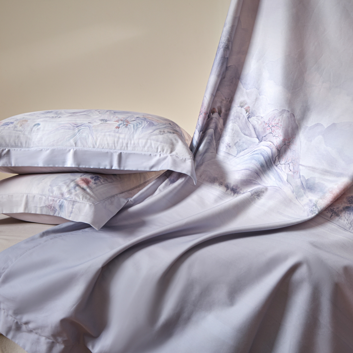 91家纺网 家纺一手货源 找家纺 禾时 2026新款全棉纯棉数码印花埋绳款四件套 淡墨春山（紫）