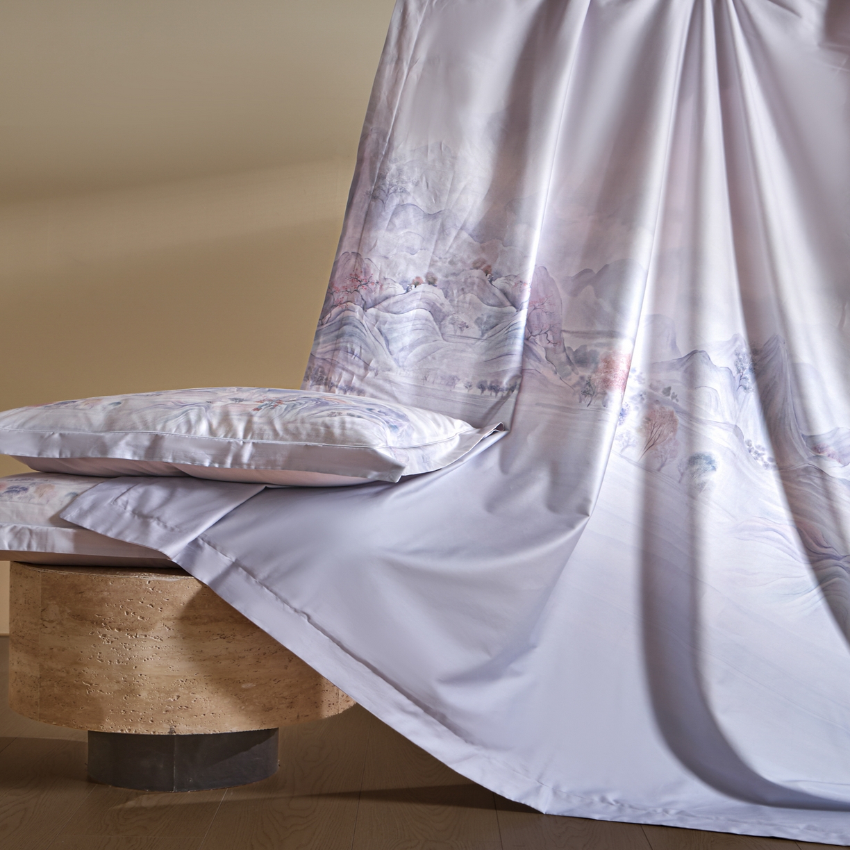 91家纺网 家纺一手货源 找家纺 禾时 2026新款全棉纯棉数码印花埋绳款四件套 淡墨春山（紫）